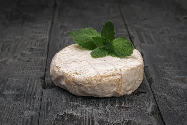 Queijo Camembert Feito Leite Fresco Folhas Hortelã Uma Mesa Madeira — Fotografia de Stock