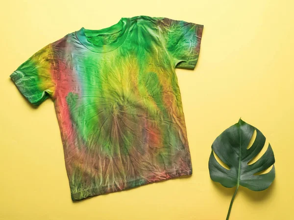 Uma Camiseta Gravata Verde Uma Folha Monstera Sobre Fundo Amarelo — Fotografia de Stock