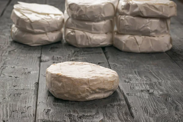 Queijo Camembert Recém Preparado Colocado Uma Mesa Madeira Produto Base — Fotografia de Stock