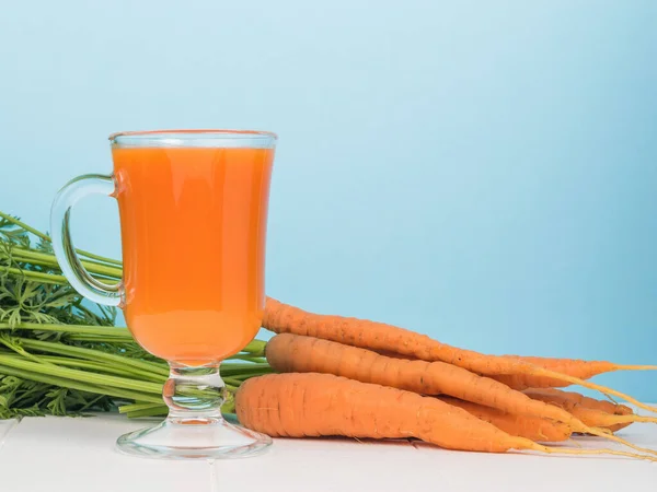 Ramo Zanahorias Vaso Batidos Sobre Una Mesa Blanca Sobre Fondo — Foto de Stock