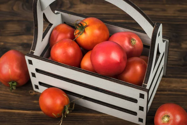 木盒在木制桌子上装满成熟的西红柿的木盒新鲜的蔬菜 — 图库照片