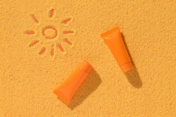 Malowane Słońce Piasku Dwie Tuby Filtrów Przeciwsłonecznych Krem Ochrony Przeciwsłonecznej — Zdjęcie stockowe