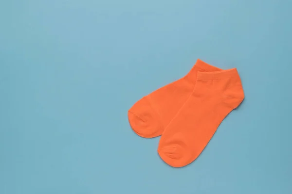 Une Paire Chaussettes Sport Orange Sur Fond Bleu Accessoire Sport — Photo