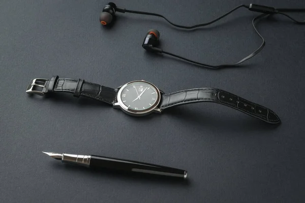 Reloj Auriculares Una Pluma Estilográfica Sobre Fondo Negro Sujetos Para — Foto de Stock