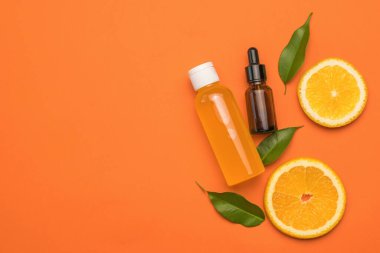 Portakallar, bir şişe meyve suyu ve turuncu arka planda bir ilaç şişesi. Doğal ilaçlarla terapi kavramı..