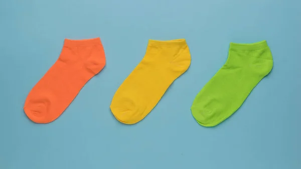 Chaussettes Courtes Rouges Jaunes Vertes Sur Fond Bleu Accessoire Sport — Photo