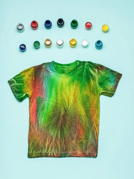 Kleine Potjes Gekleurde Stoffen Kleurstoffen Een Tie Dye Shirt Een — Stockfoto