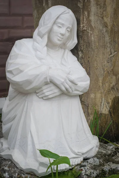 Біла Статуя Дівчини Старому Парку Кам Яний Портрет Жінки — стокове фото