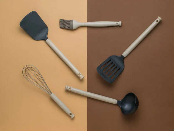 Eine Reihe Von Küchenaccessoires Auf Zweifarbigem Hintergrund Haushaltsgeräte Aus Kunststoff — Stockfoto