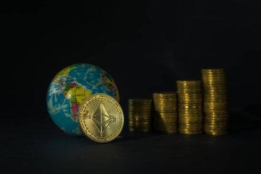Ethereum altın sikke, bir yığın bozuk para ve bir dünya modeli. Dijital para birimi.