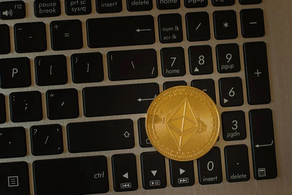 Goldmünze Ethereum Auf Einer Klassischen Tastatur Digitale Währung — Stockfoto
