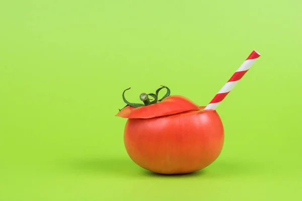 칵테일 튜브를 배경에 토마토를익 주스의 — 스톡 사진