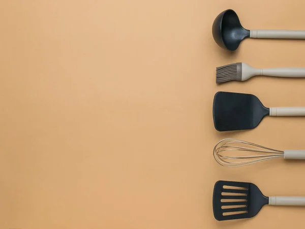 Elegantes Accesorios Cocina Sobre Fondo Beige Espacio Para Texto Herramientas — Foto de Stock