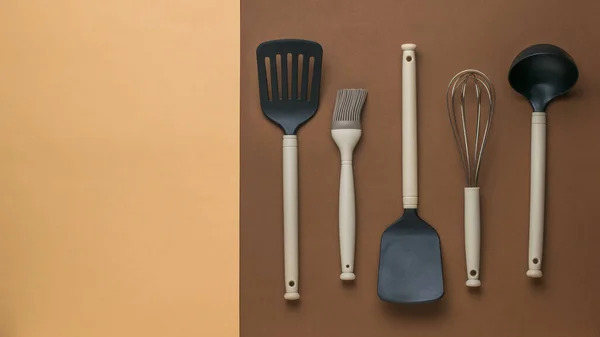 2色の背景で調理するためのプラスチック製のキッチン用品 プラスチックキッチンツール — ストック写真