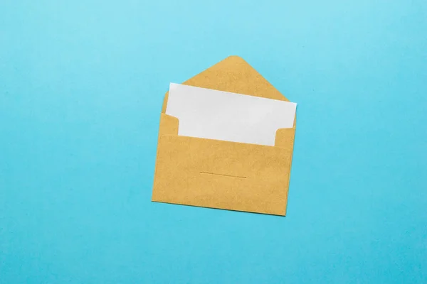 Een Open Envelop Met Een Ingesloten Wit Vel Een Blauwe — Stockfoto