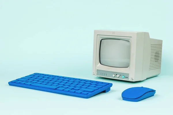 Teclado Ratón Azul Monitor Retro Sobre Fondo Azul Equipo Vintage —  Fotos de Stock