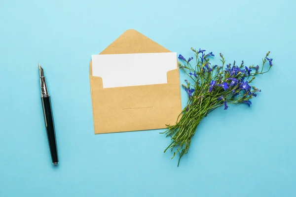 Sobre Con Una Carta Una Pluma Estilográfica Ramo Flores Sobre —  Fotos de Stock