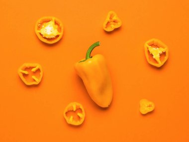 Yeşil arka planda sarı dolmalık biber var. Vejetaryen yemeği. Taze sebze mahsulü..