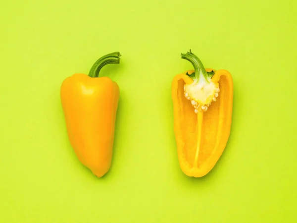 Целый Вырезать Желтый Перец Колокольчика Зеленом Фоне Вегетарианская Еда Свежий — стоковое фото
