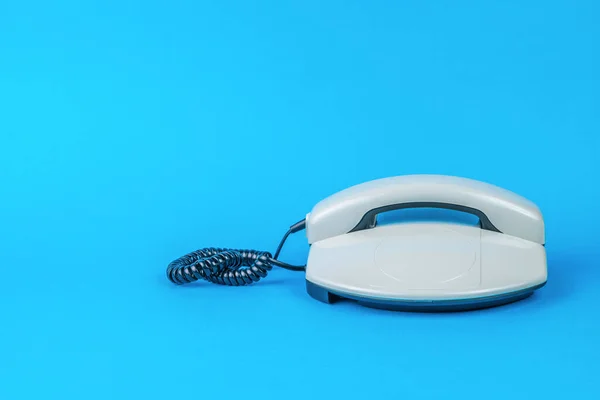 Grå Retro Telefon Blå Bakgrund Retro Kommunikationsmedel Plats För Text — Stockfoto