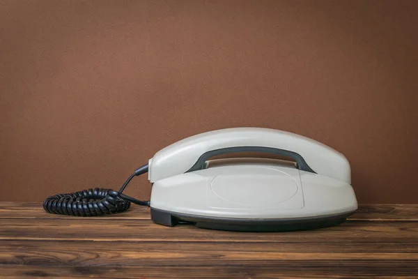 Grå Retro Telefon Ett Träbord Brun Bakgrund Retroaktiva Kommunikationsmedel — Stockfoto