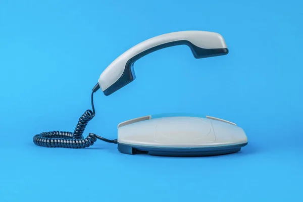 Telefone Retrô Com Aparelho Levitante Fundo Azul Meios Comunicação Retro — Fotografia de Stock