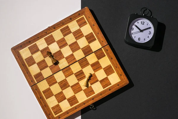 Zwei Figuren Ein Schachbrett Und Eine Uhr Auf Schwarz Weißem — Stockfoto