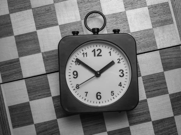Satranç Tahtasındaki Klasik Bir Saatin Siyah Beyaz Görüntüsü Zaman Kavramı — Stok fotoğraf