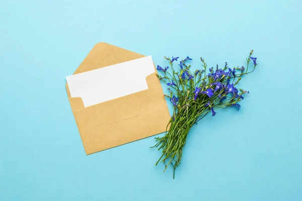 Sobre Postal Abierto Con Una Hoja Papel Ramo Flores Silvestres —  Fotos de Stock