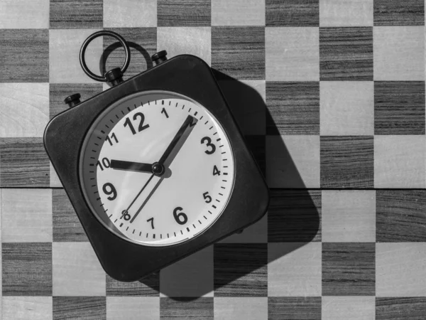 Часы Руками Фоне Черно Белой Шахматной Доски Концепция Бизнеса Времени — стоковое фото