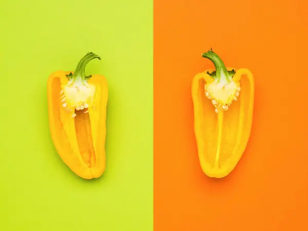 Спелый Болгарский Апельсиновый Перец Разрезанный Пополам Зеленом Оранжевом Фоне Вегетарианская — стоковое фото