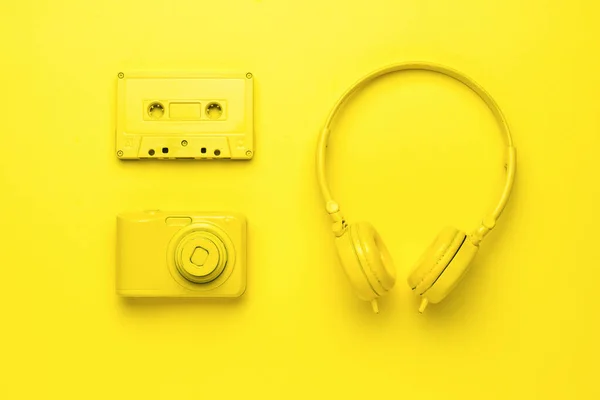 Auriculares Amarillos Una Cámara Una Grabadora Sobre Fondo Amarillo Imagen —  Fotos de Stock