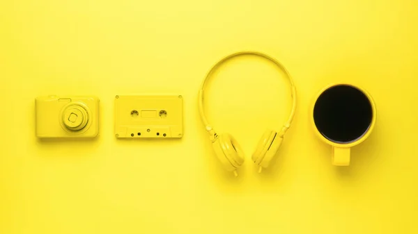黄色摄像机 盒式磁带和一杯黄色背景的咖啡 颜色趋势 时尚配饰 — 图库照片