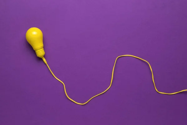 Желтая Лампочка Длинном Желтом Проводе Фиолетовом Фоне Минимализм Концепция Энергетики — стоковое фото