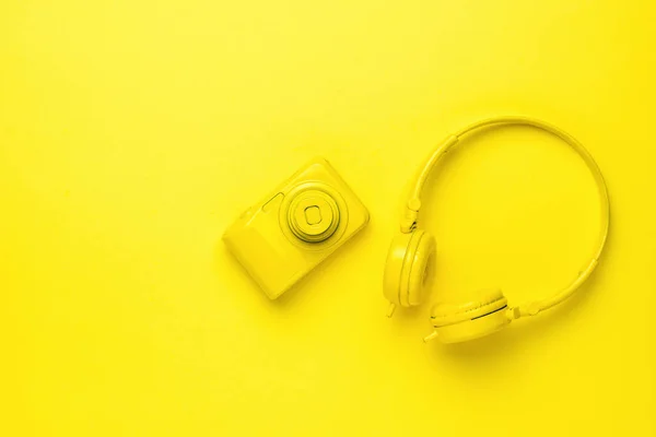 Желтая Камера Желтые Наушники Желтом Фоне Монохромный Образ Креативных Аксессуаров — стоковое фото