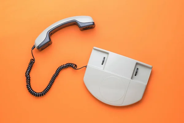 Grå Telefon Med Mottagaren Orange Bakgrund Retro Kommunikationsmedel Platt Äggläggning — Stockfoto