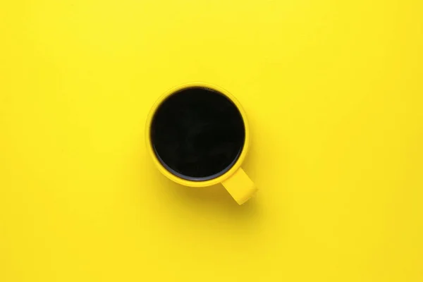 Tazza Gialla Con Caffè Nero Fresco Fondo Giallo Una Bevanda — Foto Stock