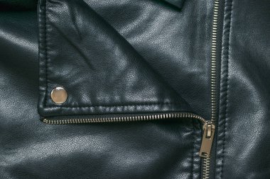 Metal perçinli düğmesiz deri ceketin arka planı. Şık deri kadın kıyafetleri. Düz yatıyordu.