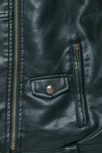 スタイリッシュなブラックレザージャケットのポケット ファッショナブルな革の女性の服 — ストック写真