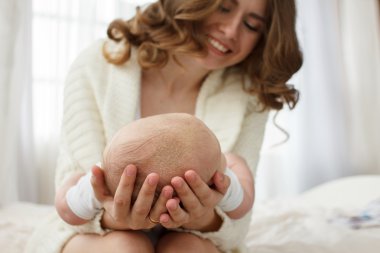 Annem ve onun yeni doğan bebek. Anneler günü