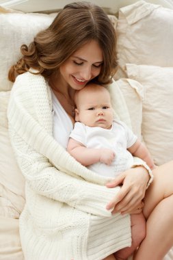 Annem ve onun yeni doğan bebek. Anneler günü