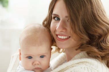 Annem ve onun yeni doğan bebek. Anneler günü