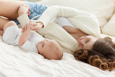 Annem ve onun yeni doğan bebek. Anneler günü