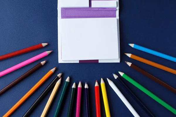 Crayons de couleur et une feuille de papier — Photo