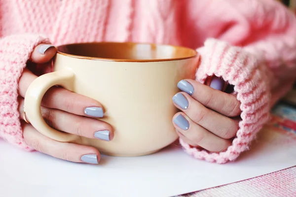 A girl holding a mug of hot tea — Stock Photo, Image