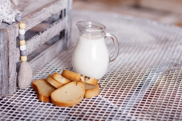 新鮮な牛乳とテーブルの上のライ麦パン (パン) — ストック写真