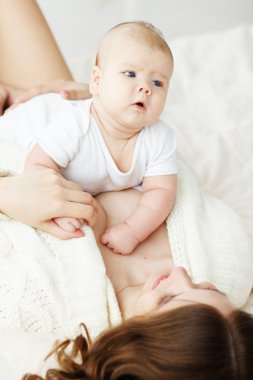 Annem ve onun yeni doğan bebek. Anneler günü