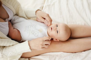 Annem ve onun yeni doğan bebek. Anneler günü