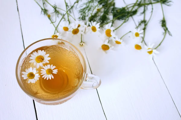 Xícara de chá de camomila com flores de camomila — Fotografia de Stock