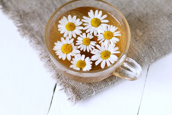 Taza de té de manzanilla con flores de manzanilla — Foto de Stock